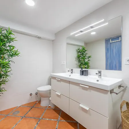 2nd Line Beach, Garden, Office & Wifi Daire Tarifa