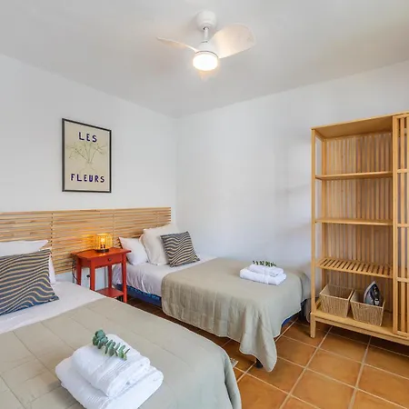 Apartment 2nd Line Beach, Garden, Office & Wifi