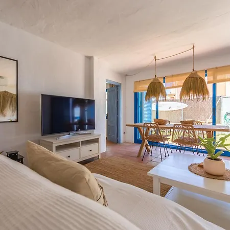 2nd Line Beach, Garden, Office & Wifi Daire Tarifa