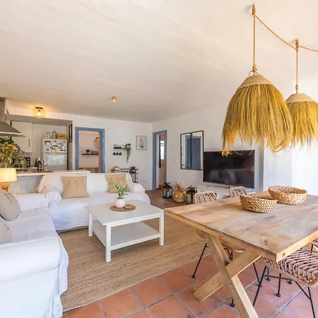 Apartment 2nd Line Beach, Garden, Office & Wifi